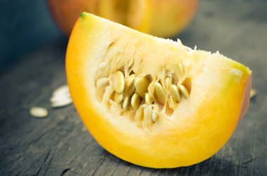 Ahşap zemin üzerinde sonbahar balkabağı