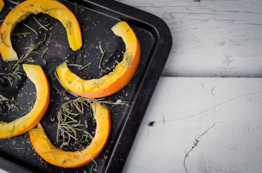 Raw pişirme bir tepsi üzerinde kabak dilimlenmiş