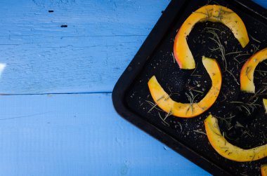 Raw pişirme bir tepsi üzerinde kabak dilimlenmiş