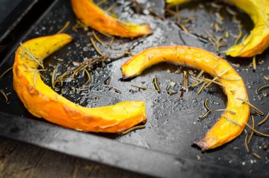 taze pişmiş ve sulu kabak dilimleri