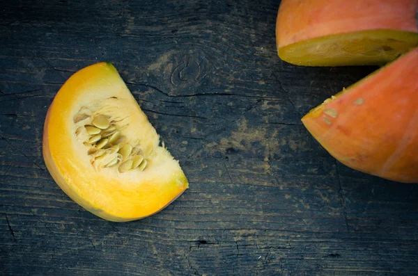 Ahşap zemin üzerinde sonbahar balkabağı