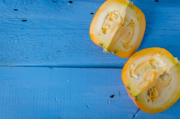 Ahşap zemin üzerinde sonbahar balkabağı