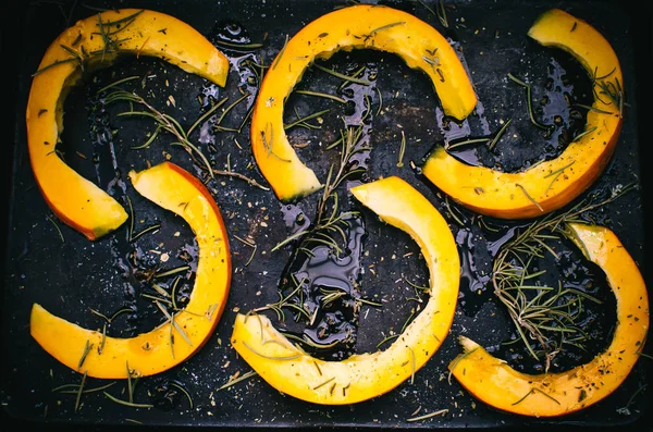 Raw pişirme bir tepsi üzerinde kabak dilimlenmiş