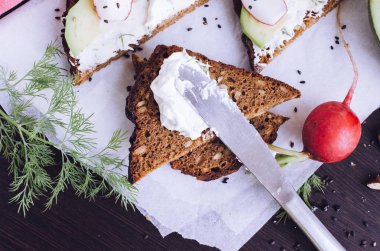 Sandviç çavdar ekmek avokado ve keçi peyniri