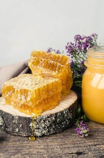 Petos y maceta de vidrio con miel — Foto de Stock