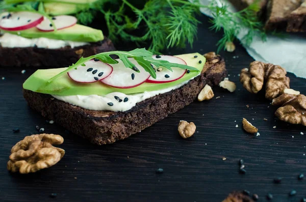 Sandviç çavdar ekmek avokado ve keçi peyniri