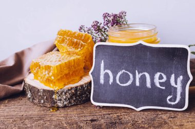 Peteğin ve bal ile cam aranjman