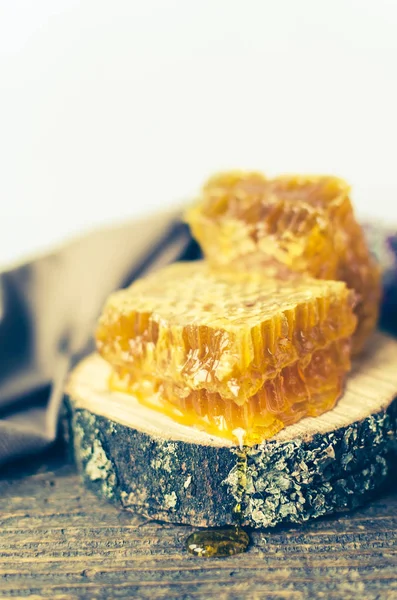 Pentes de mel em fundo de madeira — Fotografia de Stock