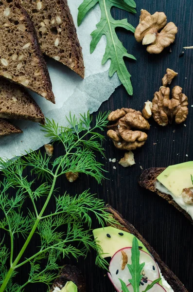 Sandviç çavdar ekmek avokado ve keçi peyniri