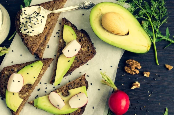 Sandviç çavdar ekmek avokado ve keçi peyniri