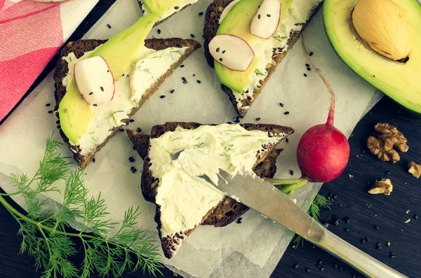 Sandwichs de pain de seigle avec avocat et fromage de chèvre — Photo