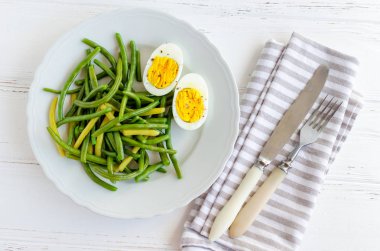 Pişmiş fasulye haşlanmış yumurta ile