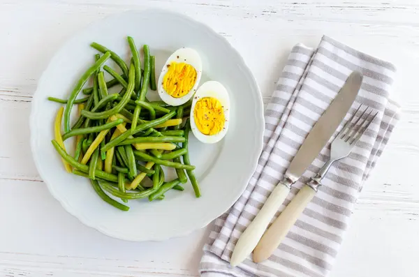 Pişmiş fasulye haşlanmış yumurta ile