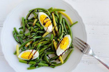 Pişmiş fasulye, haşlanmış yumurta ile sıcak salata