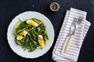 Pişmiş fasulye, haşlanmış yumurta ile sıcak salata