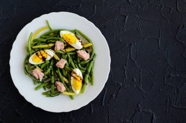 Pişmiş fasulye, ton balığı, haşlanmış yumurta ile sıcak salata