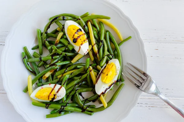 Pişmiş fasulye, haşlanmış yumurta ile sıcak salata