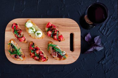 Brushetta şarap için ayarla.