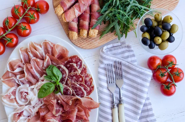 Mesa cheia de aperitivos mediterrânicos — Fotografia de Stock
