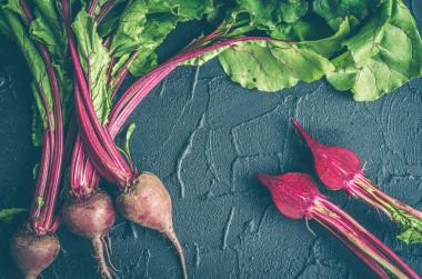 Karanlık taş masada genç pancar