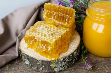 Peteğin ve bal ile cam aranjman