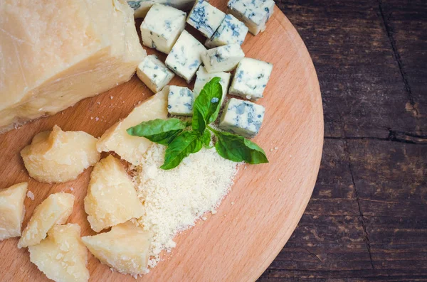 Grated Parmesan and sliced Blue cheese — Stock Photo, Image