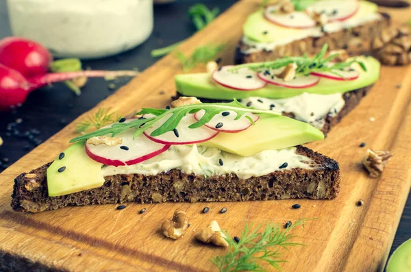 Сэндвичи с ржаным хлебом с авокадо и козьим сыром — стоковое фото