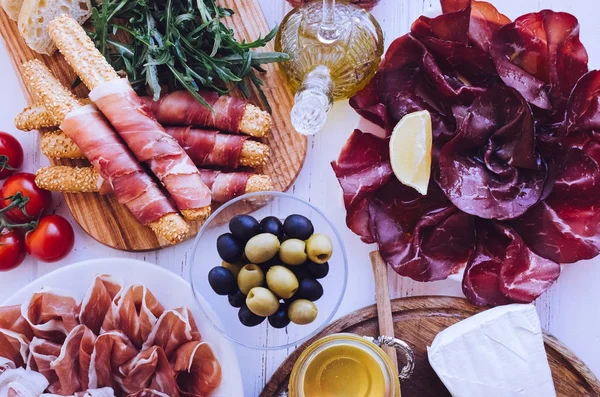 Mesa cheia de aperitivos mediterrânicos — Fotografia de Stock