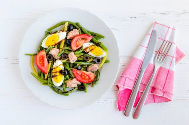 Yeşil fasulye, ton balığı, domates ve haşlanmış yumurta ile sıcak salata