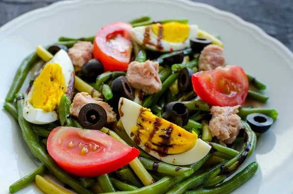 Yeşil fasulye, ton balığı, domates ve haşlanmış yumurta ile sıcak salata