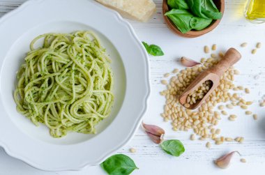 Ev yapımı pesto soslu spagetti.