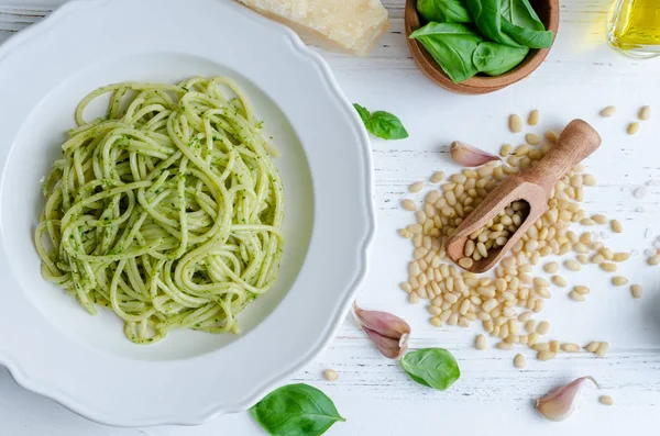 Spaghetti with homemade pesto sauce — Stock Photo, Image