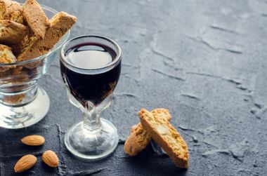 İtalyan cantuccini kurabiye ve kırmızı şarap