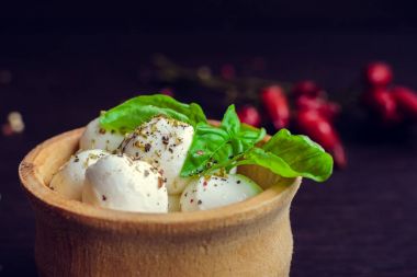 Ahşap arka plan üzerinde taze Mozzarella