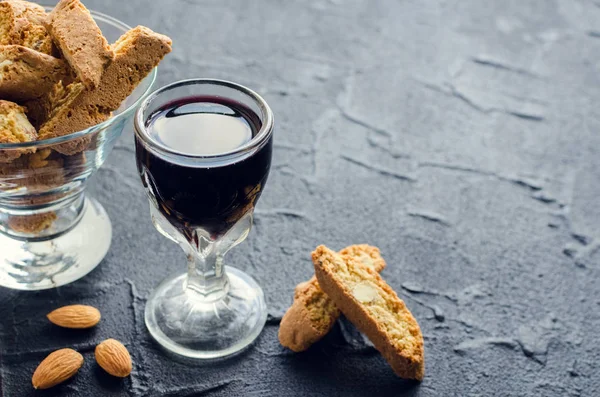 İtalyan cantuccini kurabiye ve kırmızı şarap — Stok fotoğraf