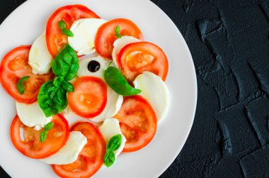 Nefis caprese salatası.