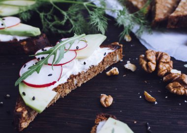 Sandviç çavdar ekmek avokado ve keçi peyniri