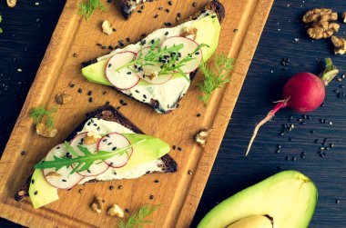 Sandviç çavdar ekmek avokado ve keçi peyniri