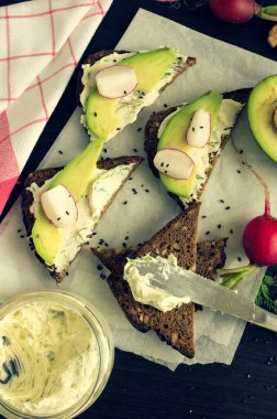 Sandviç çavdar ekmek avokado ve keçi peyniri