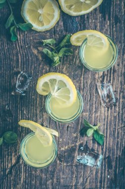 İtalyan geleneksel likör limoncello limonlu