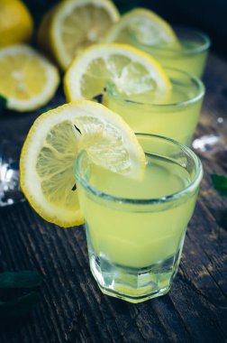 İtalyan geleneksel likör limoncello limonlu