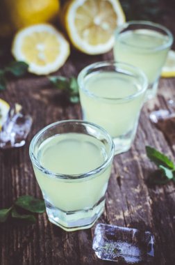 İtalyan geleneksel likör limoncello limonlu