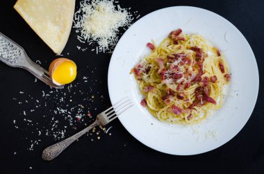 Makarna Carbonara. Spagetti pastırma ve parmesan peyniri ile.