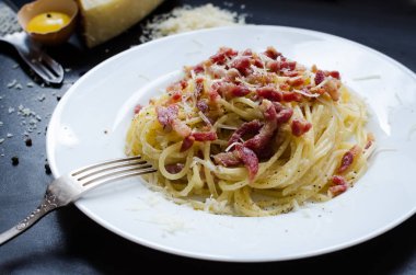 Makarna Carbonara. Spagetti pastırma ve parmesan peyniri ile.