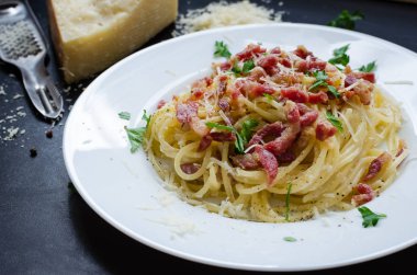 Makarna Carbonara. Spagetti pastırma ve parmesan peyniri ile.