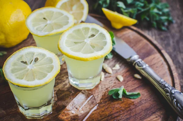 Italian traditional liqueur limoncello with lemon — Stock Photo, Image