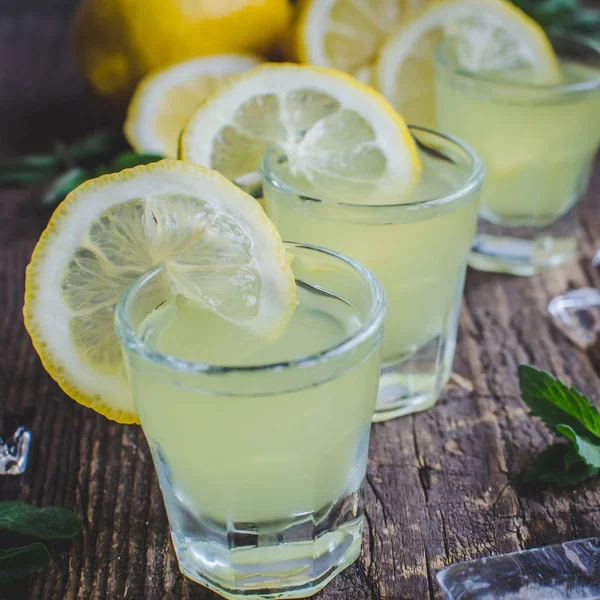 Licor tradicional italiano limoncello con limón —  Fotos de Stock