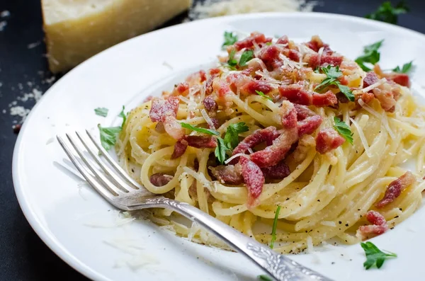 Pasta Carbonara. Spaghetti with bacon and parmesan cheese. — Stock Photo, Image