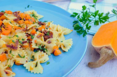 Balkabagi ve Prosciutto ile makarna