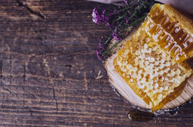 Peteğin ahşap arka plan üzerinde